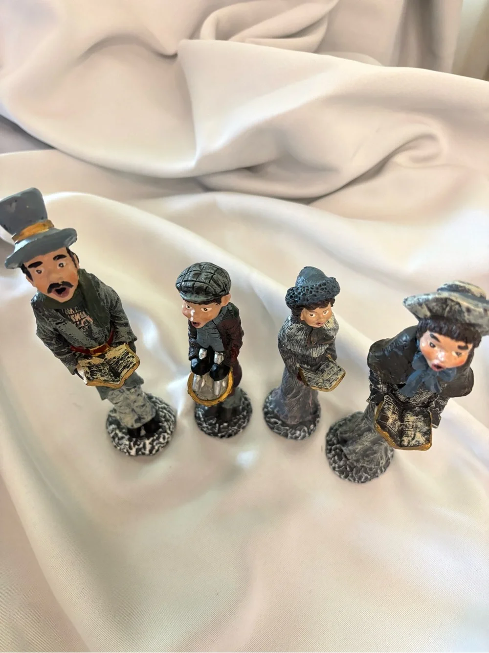 Christmas Caroler Figurine Set - Holiday Cedar Creek Collection